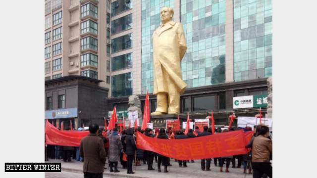 遊行隊伍匯集在工人文化苑毛澤東的大銅像下宣誓