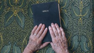 老人與聖經（網絡圖片）