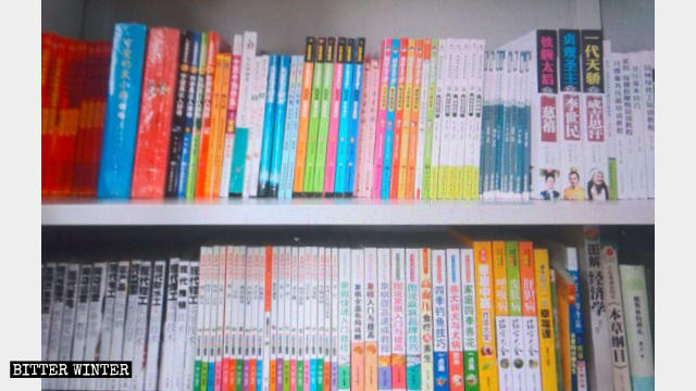 書架擺放的各類世俗書籍,包括一些古代歷史人物傳記 書架擺放的各類世俗書籍,包括一些古代歷史人物傳記