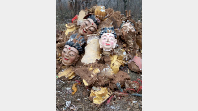 祖師廟佛像被砸毀後堆在一起(知情人提供) 祖師廟佛像被砸毀後堆在一起(知情人提供)