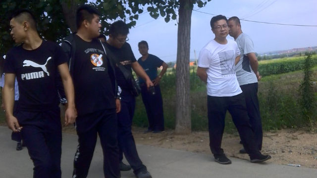 2018年7月18日上午，孫舉昌家門前的便衣警察和政府人員（圖片來源：孫舉昌Twitter@qqPHOs3577GXn0N）
