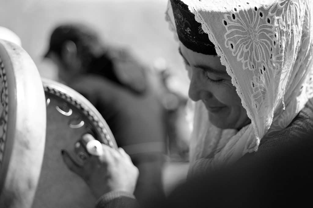 一位婦女在婚禮上彈奏達夫鼓（daf，傳統的波斯框鼓）© Maxime Crozet