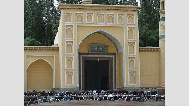 2011年的新疆南部喀什，在星期五禮拜日，艾提尕爾大清真寺前台階上跪滿了寺中容不下的敬拜者。
