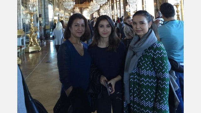 2015年，古麗巴哈爾與女兒古麗尼格爾（中）、古麗胡瑪爾（右）在法國凡爾賽宮合影