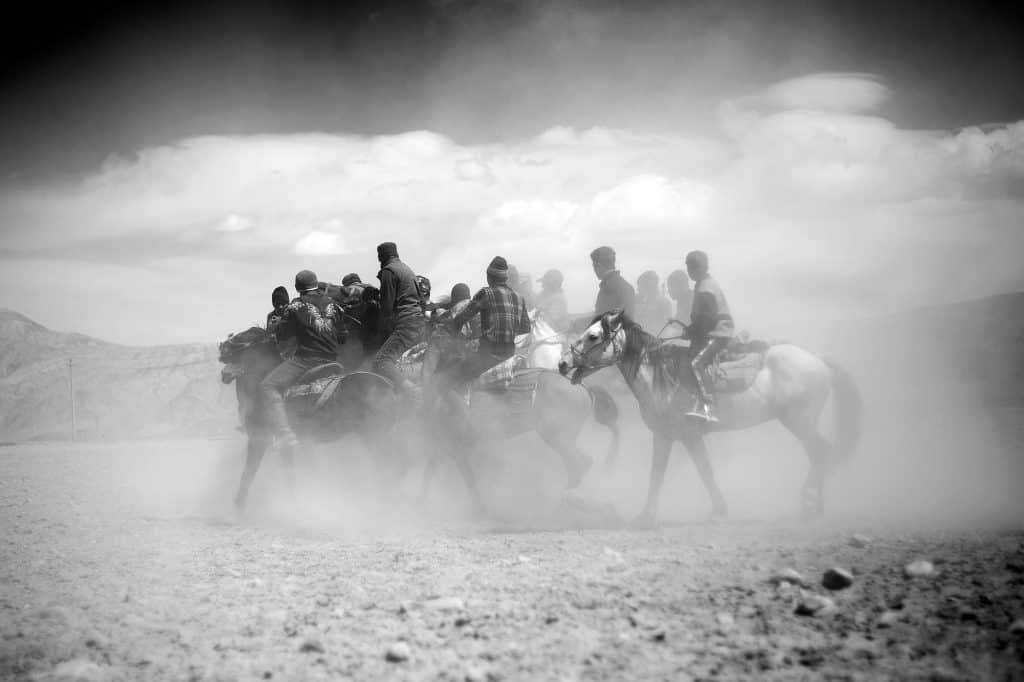 騎手們分團隊進行叼羊比賽，馬背叼羊是中亞遊牧民族的一種標誌性運動© Maxime Crozet