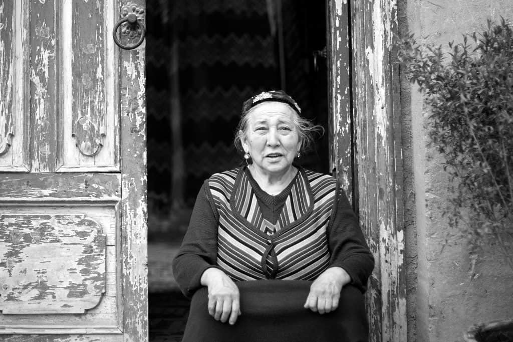 喀什的一名維吾爾族婦女坐在自家門口© Maxime Crozet