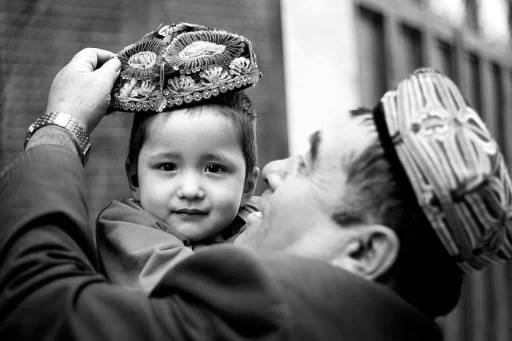 一位父親將刺繡的朵帕（傳統帽子）戴在兒子頭上© Maxime Crozet