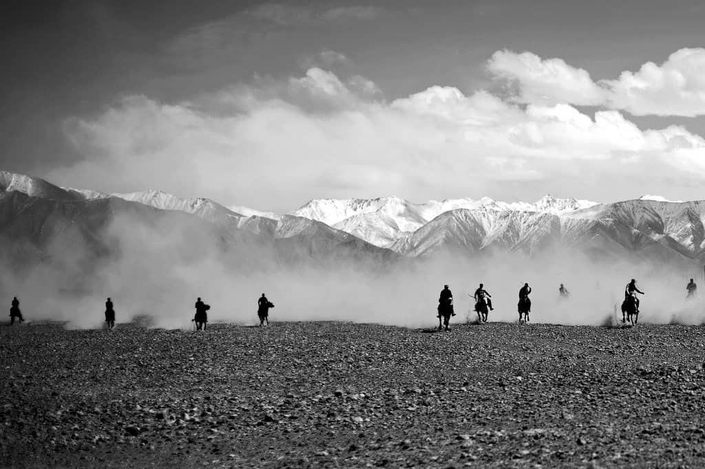 一群騎手突然出現在喀喇崑崙山脈的地平線上 © Maxime Crozet