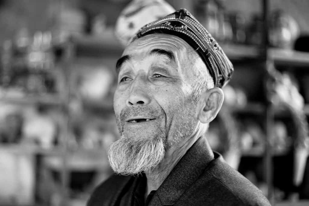 吐魯番附近村棚中的一位阿克撒卡勒（Aksakal，意思是「年老的智者」）© Maxime Crozet