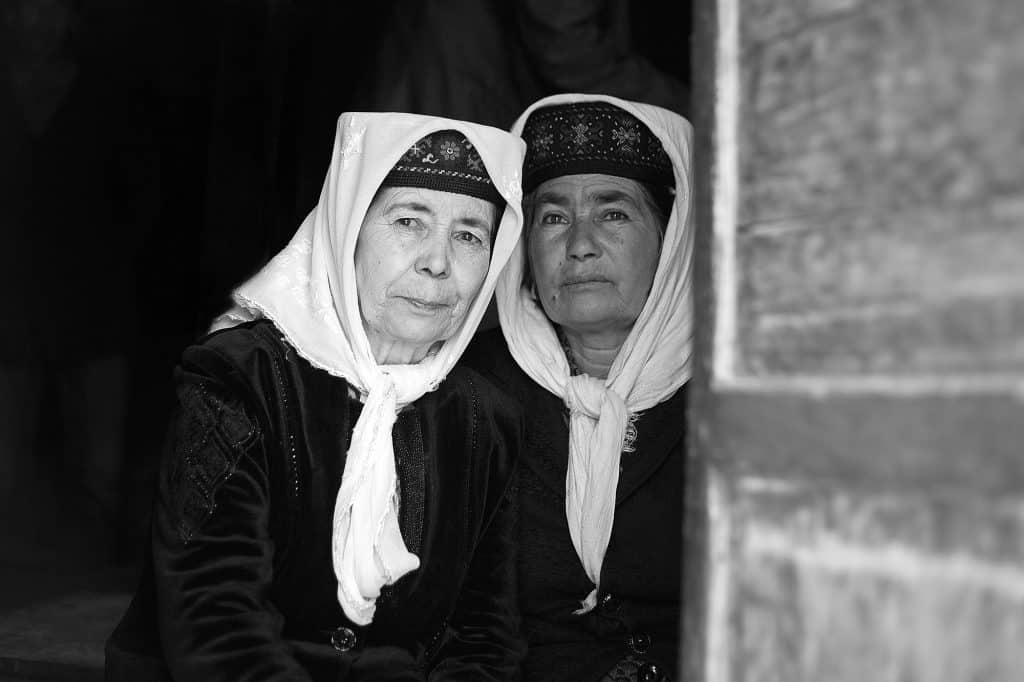 兩位塔吉克族婦女依偎在一起© Maxime Crozet