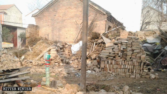 作為「扶貧」政策的一部分，淮陽縣許多房屋遭強拆