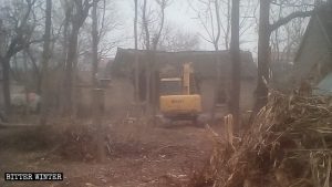 挖掘機正在強拆貧困老人住房
