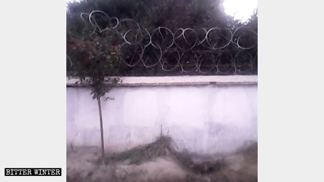安集海村清真寺圍牆上的鐵絲網