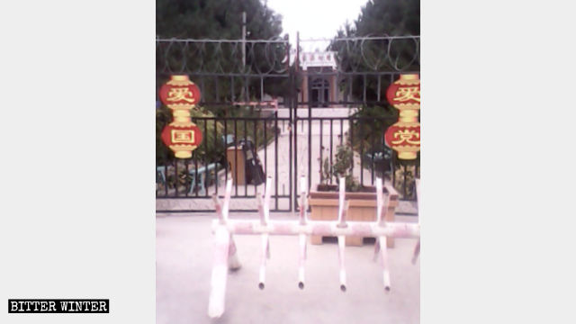 安集海村清真寺大門被鎖，大門掛著「愛黨」「愛國」的紅燈籠，門前有攔車路障