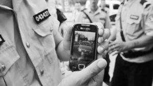 警察阻止圍觀群眾用手機拍照（網絡圖片）