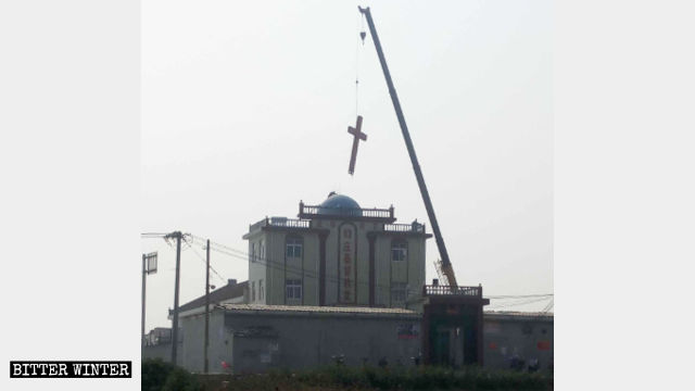 新鄉市大新莊鄉帥莊村三自基督教堂十字架被拆中