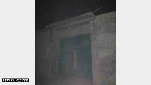平安夜信徒在教堂裡聚會,門口不敢開燈 平安夜信徒在教堂裡聚會,門口不敢開燈