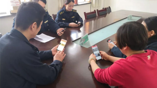 新疆阜康市機關黨員幹部在「學習強國」平台上交流學習(網絡圖片) 新疆阜康市機關黨員幹部在「學習強國」平台上交流學習(網絡圖片)