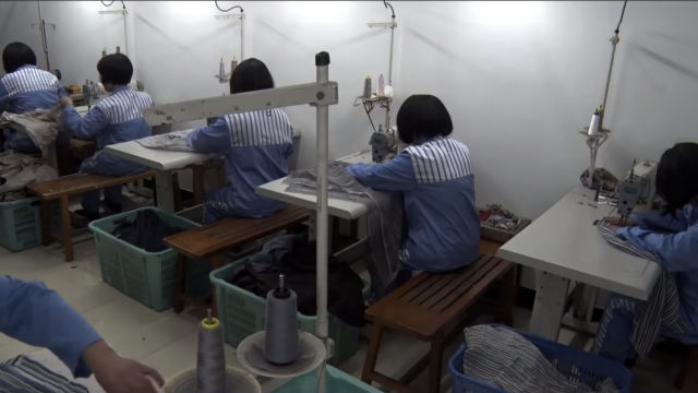 服刑人員正在加工服裝(網絡圖片) 服刑人員正在加工服裝(網絡圖片)