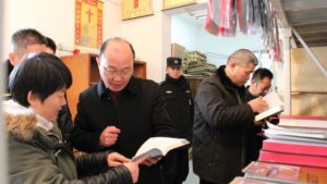 1月16日，張家港市民宗局聯合其他政府部門在教堂裡檢查非法宗教類書籍（網絡圖片）