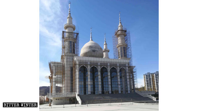 「回鄉風情園」清真寺被圍上腳手架，準備拆除伊斯蘭教標識