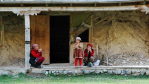 新疆女人和孩子住在破舊的房子裡（neverdance – CC BY-SA 3.0）