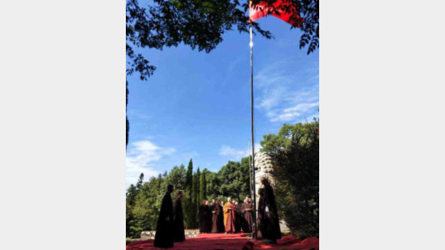 江西省廬山市萬杉寺僧眾升國旗(知情人提供) 江西省廬山市萬杉寺僧眾升國旗(知情人提供)