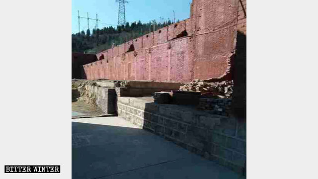 寺廟建築被拆毀後,留下殘垣斷壁 寺廟建築被拆毀後,留下殘垣斷壁