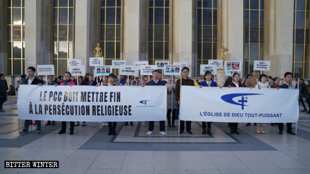 全能神教會成員在巴黎人權廣場示威，譴責中共長期對該教會的迫害