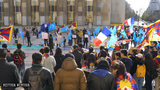 巴黎人權廣場示威抗議現場