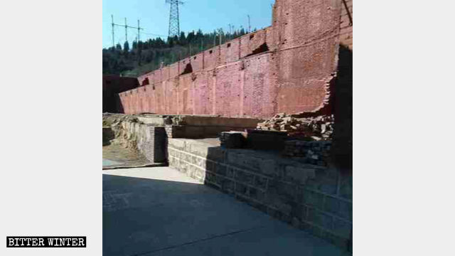 寺廟建築被拆毀後，留下殘垣斷壁