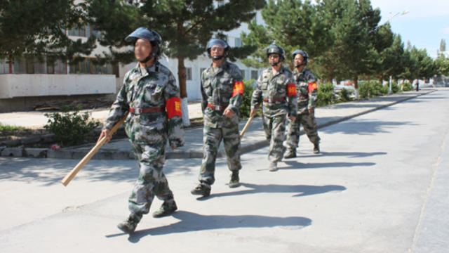 新疆民兵在街上巡邏（網絡圖片）