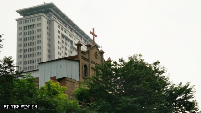 苗南村教堂被拆前