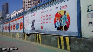 街道上隨處可見的中共宣傳海報和標語：「高歌一曲頌黨恩」（拍攝於烏魯木齊）