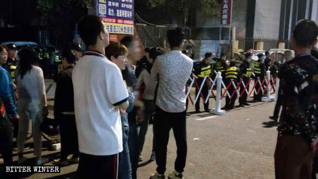入口處被警察設卡,信徒被攔在教堂外 入口處被警察設卡,信徒被攔在教堂外