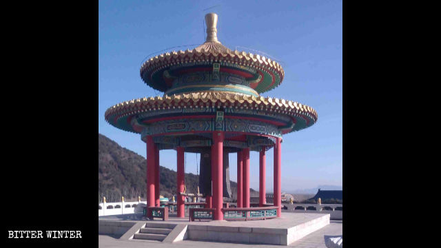 喇嘛每天敲的大鐘已閒置 喇嘛每天敲的大鐘已閒置