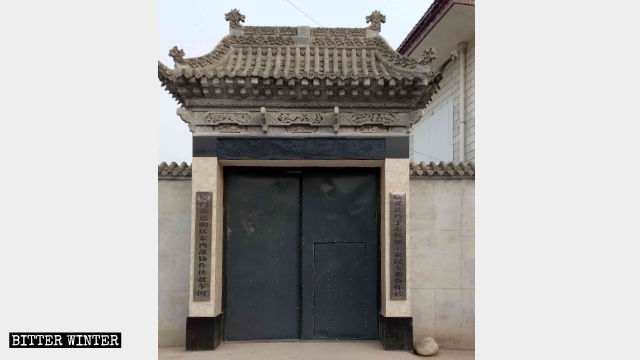 清真東寺的大門被替換為普通的鐵門,大門兩側掛著改造後的標牌 清真東寺的大門被替換為普通的鐵門,大門兩側掛著改造後的標牌