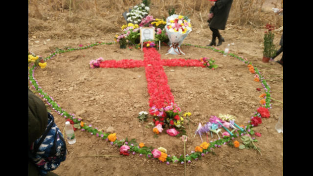 2018年，教友憑弔范主教時用花擺了一個十字架（知情人提供）