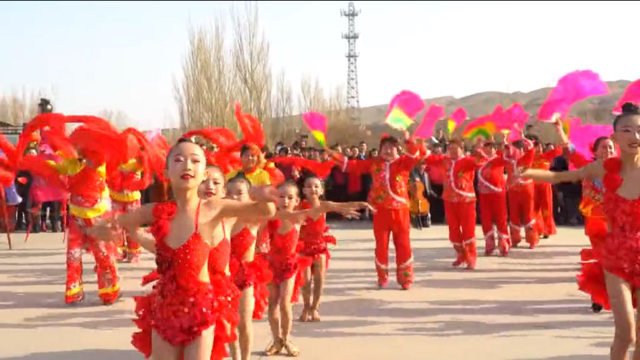 維吾爾小女孩被套上漢服慶祝吐魯番春天的開始。這公然違背維吾爾文化規範，激怒了維吾爾人