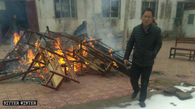教堂連椅和坐墊被燒掉