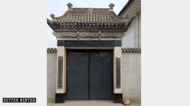 清真東寺的大門被替換為普通的鐵門，大門兩側掛著改造後的標牌