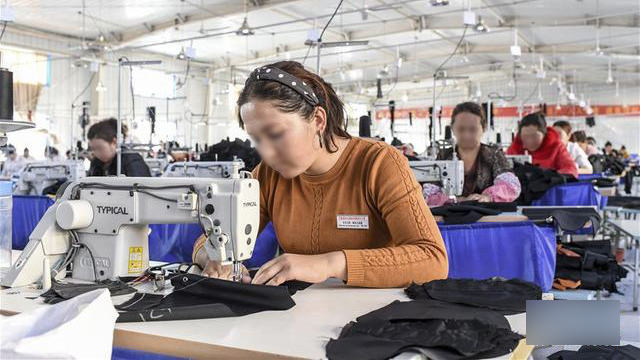 維吾爾婦女在政府辦的工廠工作（網絡圖片）