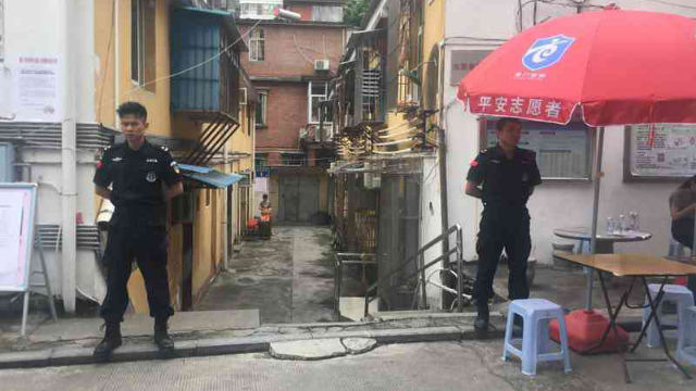兩個特警在教會入口處把守(知情人提供) 兩個特警在教會入口處把守(知情人提供)
