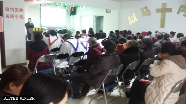 信徒們正在聚會 信徒們正在聚會