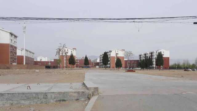 當地居民提供的照片顯示,三村北大寺已被夷為平地,只留下升國旗的水泥台(知情人提供) 當地居民提供的照片顯示,三村北大寺已被夷為平地,只留下升國旗的水泥台(知情人提供)