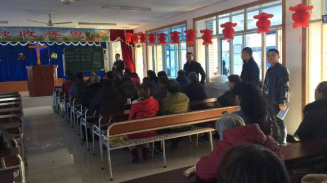 政府人員在某三自教堂檢查(網絡圖片) 政府人員在某三自教堂檢查(網絡圖片)