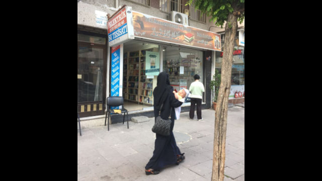 一名維吾爾「寡婦」路過伊斯坦布爾一家維吾爾人開的書店