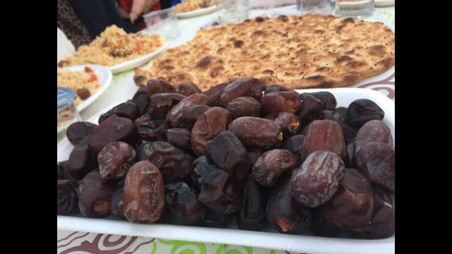 開齋飯席上的大棗、nan餅和維吾爾族傳統的手抓飯