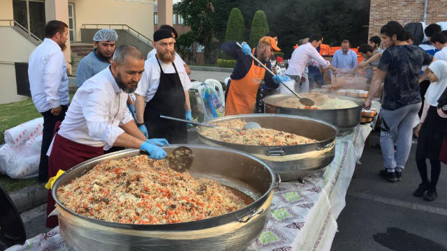 大鍋裡盛的是最受維吾爾人喜愛的民族傳統食物——手抓飯