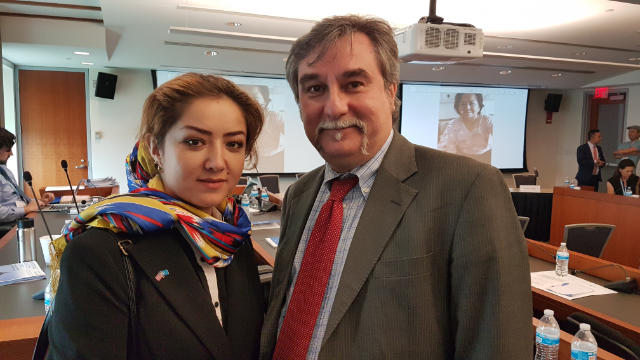 《寒冬》主任馬可·萊斯賓蒂與米娜。米娜在會上提供了令人震驚的證詞，詳細描述了她在新疆遭受迫害的悲慘經歷。